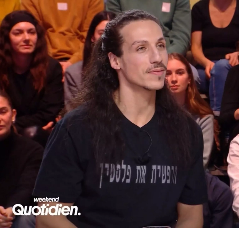 Le rappeur Rilès fait sensation avec un t-shirt pro-palestinien écrit en hébreu sur le plateau de Quotidien