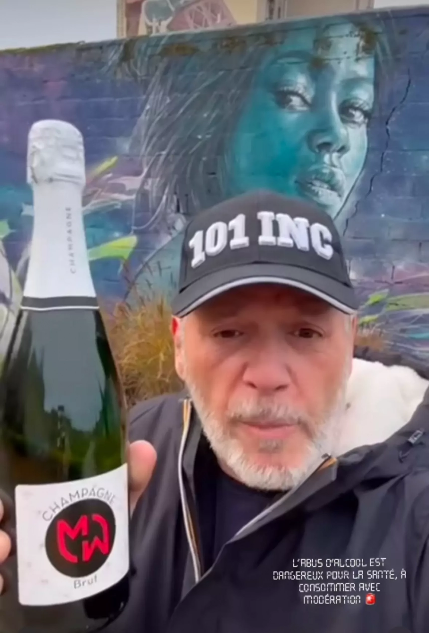 Touche pas à mon poste en suspend ? Un chroniqueur se diversifie dans le champagne