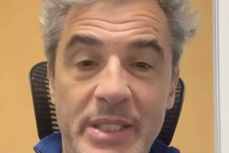 [VIDÉO] Julien Cohen lance un appel après le vol de ses lunettes bleues