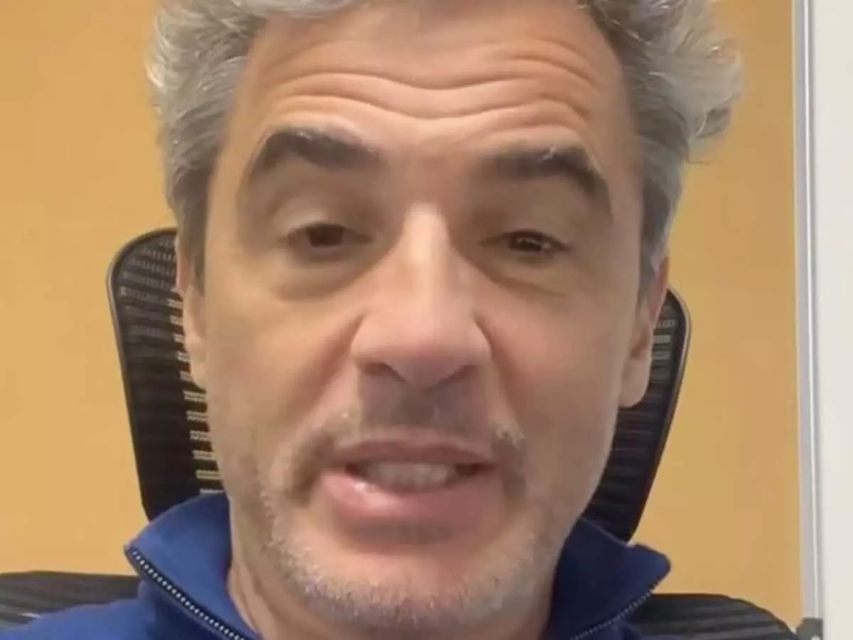 [VIDÉO] Julien Cohen lance un appel après le vol de ses lunettes bleues