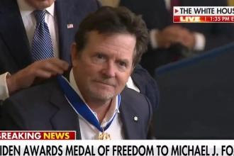 Joe biden décerne la médaille présidentielle de la liberté à hillary clinton, michael j. Fox, denzel washington et bono du groupe u2 Joe Biden décerne la médaille présidentielle de la liberté à Hillary Clinton, Michael J. Fox, Denzel Washington et Bono du groupe U2