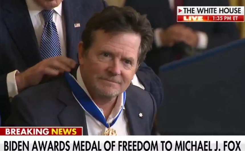 Joe Biden décerne la médaille présidentielle de la liberté à Hillary Clinton, Michael J. Fox, Denzel Washington et Bono du groupe U2