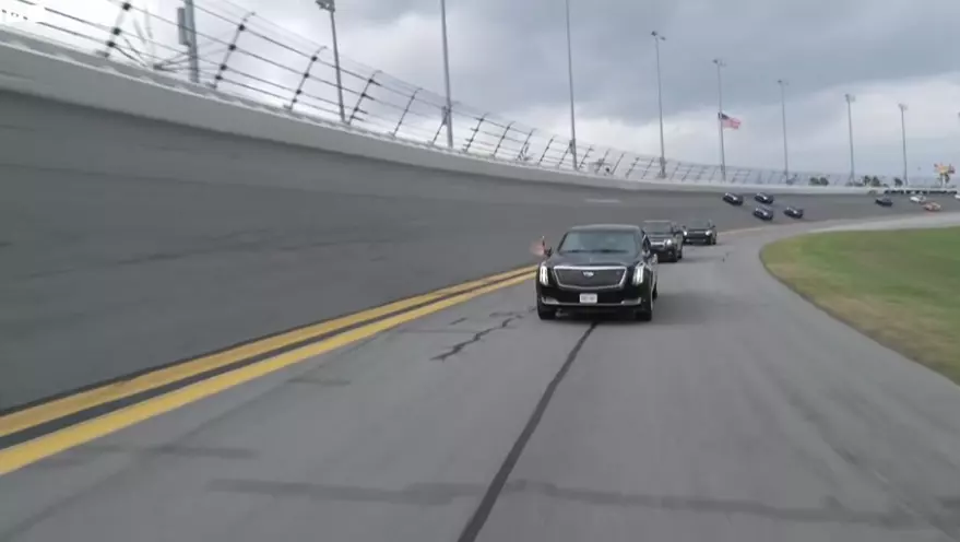 Vidéo Donald Trump ouvre le Daytona 500 avec un tour de piste spectaculaire