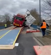 VIDEO Spectaculaire accident à Jarville-la-Malgrange : un convoi exceptionnel se renverse avec une chaudière de 165 tonnes
