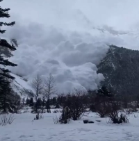 VIDÉO Une avalanche spectaculaire frôle des touristes en Chine
