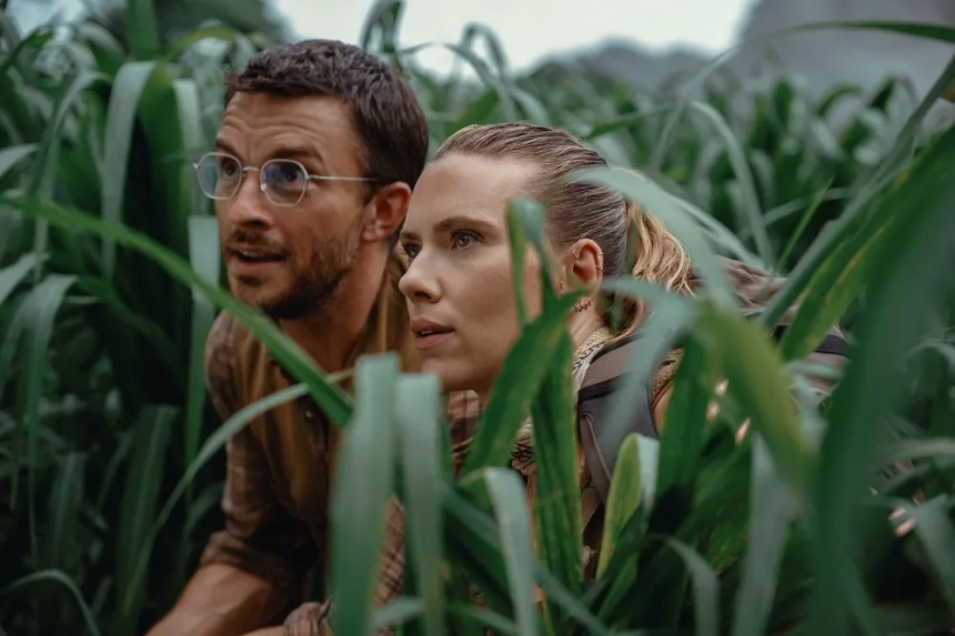 VIDÉO – Le premier trailer de « Jurassic World Renaissance » révèle Scarlett Johansson et Jonathan Bailey face aux dinosaures