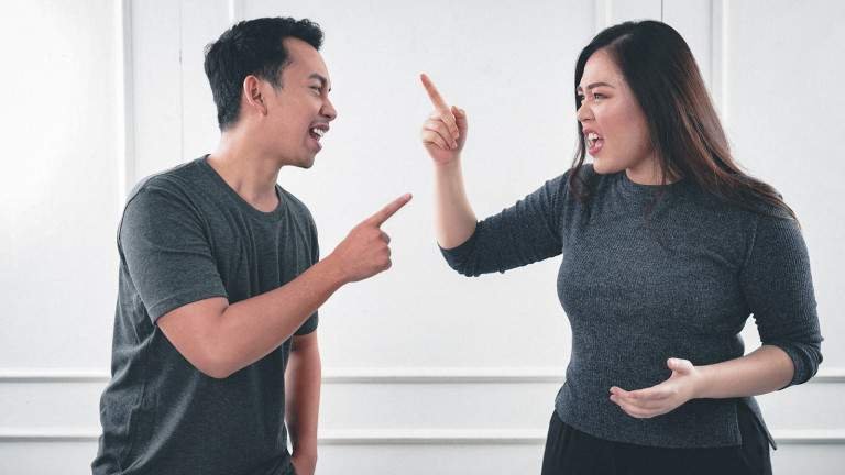 Éviter les mots blessants en dispute : Alternatives pacifiques à adopter