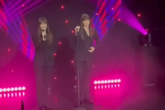 Clara Luciani a inauguré sa statue de cire au musée Grévin à Paris – VIDÉO