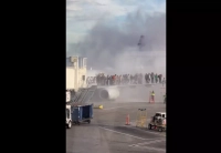VIDÉO Un avion stationné d&rsquo;American Airlines prend feu à l&rsquo;aéroport de Denver, les passagers évacués en urgence