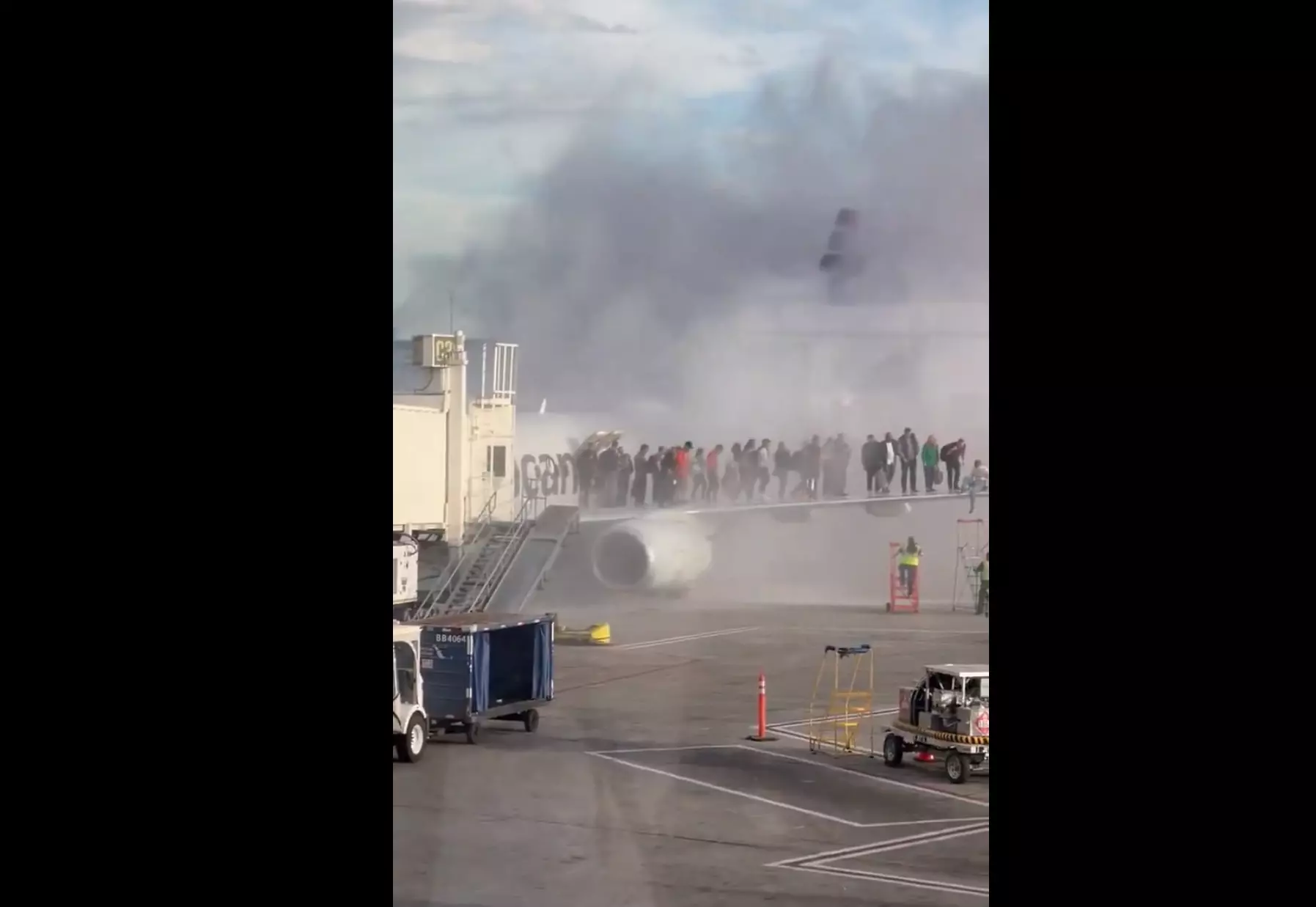 VIDÉO Un avion stationné d'American Airlines prend feu à l'aéroport de Denver, les passagers évacués en urgence