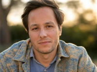 Vianney sur scène avec un plâtre aux Enfoirés 2025 : la raison révélée