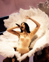 Dua Lipa lance sa tournée mondiale « Radical Optimism Tour » avec une première explosive à Melbourne