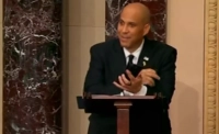 Cory booker bat un record au sénat avec un discours anti-trump de 24 heures Cory Booker bat un record au Sénat avec un discours anti-Trump de 24 heures