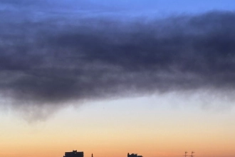 Incendie majeur au centre de tri Syctom à Paris : un panache de fumée visible dans toute la capitale