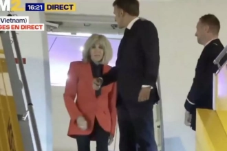Polémique autour d&rsquo;un geste de Brigitte Macron envers le président : un témoin présent dans l&rsquo;avion présidentiel raconte !