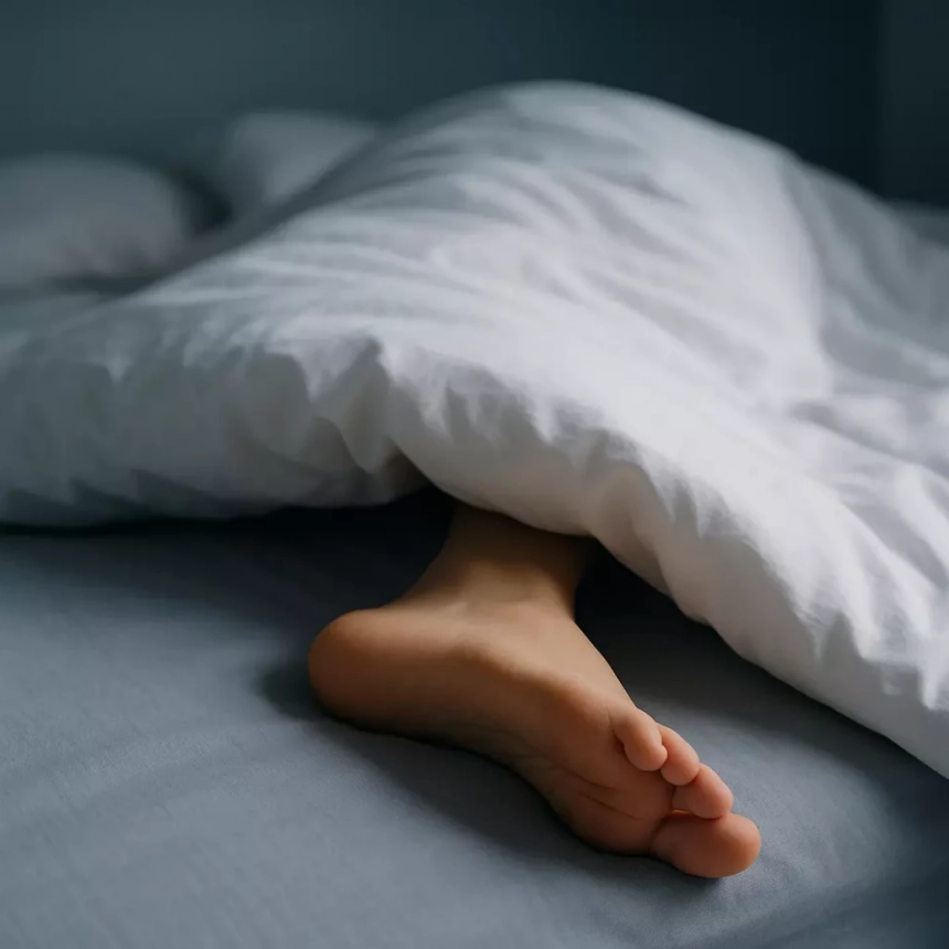 Dormir avec un pied hors de la couette améliore la qualité du sommeil