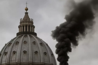 Fumée blanche ou noire : le rituel emblématique qui annonce l’élection du pape