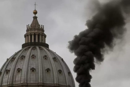 Fumée blanche ou noire : le rituel emblématique qui annonce l’élection du pape