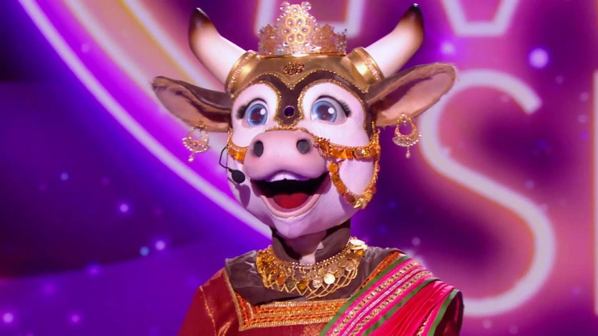 Mask singer : les nouveaux indices sur la vache enflamment les réseaux, les internautes misent sur un acteur célèbre Mask Singer : les nouveaux indices sur la Vache enflamment les réseaux, les internautes misent sur un acteur célèbre