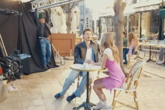 Charles et Mélanie : de Tinder aux écrans TV – L’aventure publicitaire épique des youtubeurs stars
