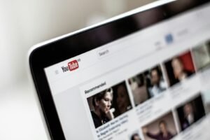 YouTube déploie massivement ses outils IA pour créateurs : auto-doublage pour 80 millions d&rsquo;utilisateurs et nouvelles fonctionnalités créatives