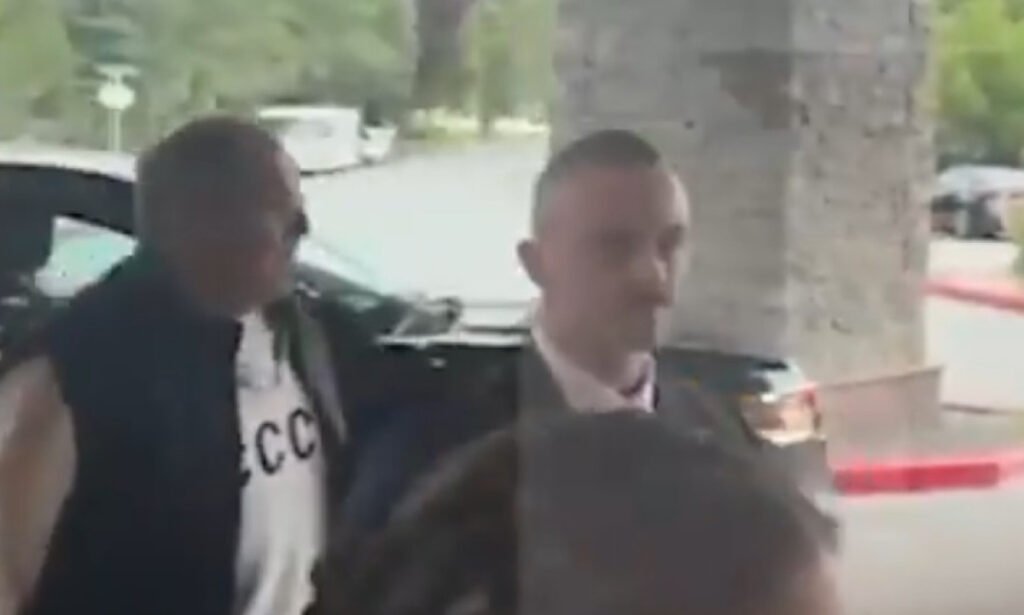 Alaska : l’arrivée du ministre Lavrov avec un pull “URSS” secoue le sommet Trump-Poutine sur fond de guerre en Ukraine (Vidéo)