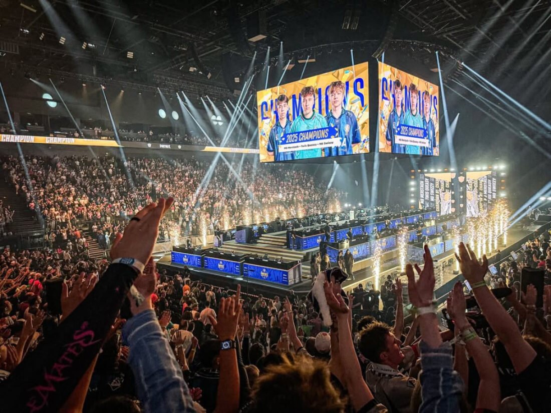 Célébration d'une victoire lors d'un événement e-sport.
