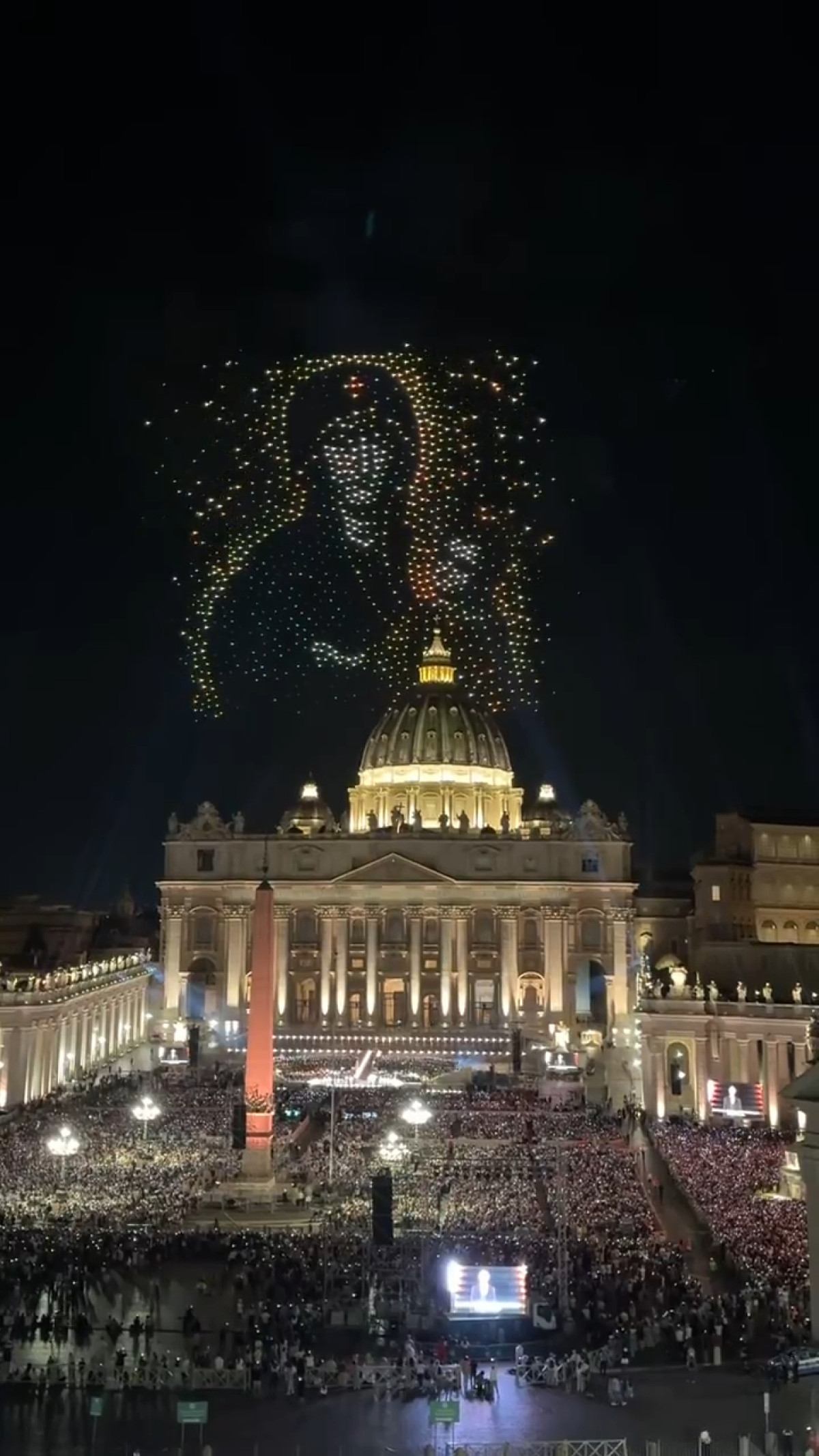 VIDÉO – Show incroyable au Vatican : Pharrell, Bocelli et John Legend unis pour la paix