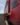 Homme souriant devant une locomotive rouge.