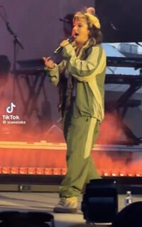 Grosse frayeur au festival all things go, la chanteuse lola young s'effondre en pleine performance Grosse frayeur au festival All Things Go, la chanteuse Lola Young s’effondre en pleine performance