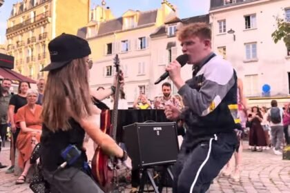 Vidéo – julien cohen, le pianiste, électrise avec une flashmob en hommage à queen VIDÉO – Julien Cohen, le pianiste, électrise avec une flashmob en hommage à Queen