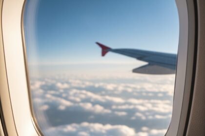 La vraie utilité des petits trous sur les hublots d’avion La vraie utilité des petits trous sur les hublots d’avion