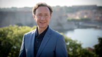 Télévision : Stéphane Bern reprend les commandes de « La Carte aux Trésors » après le retrait de Cyril Féraud