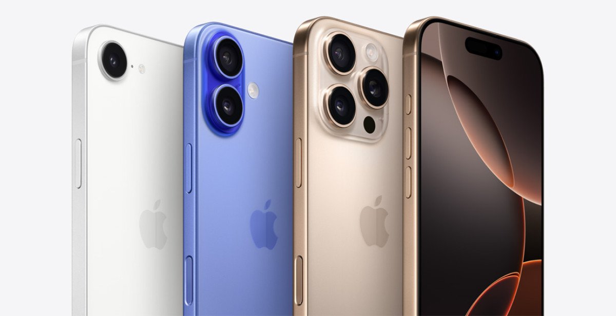 Quatre modèles de smartphones Apple en différent coloris.