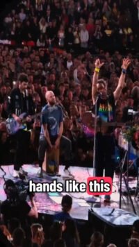 VIDÉO – Chris Martin choque Wembley avec un hommage inattendu à Charlie Kirk
