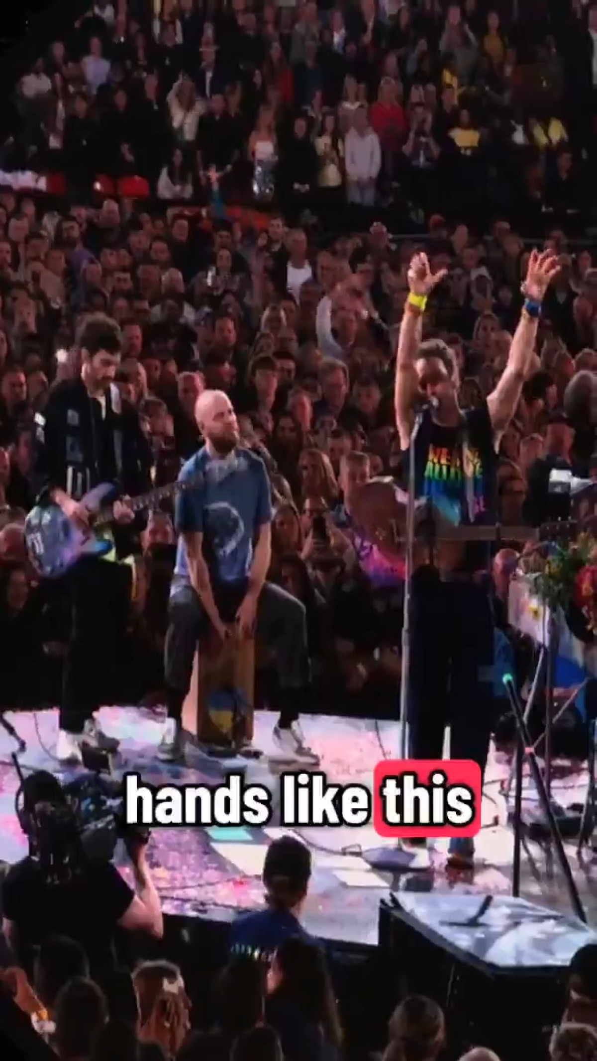 Vidéo - chris martin choque wembley avec un hommage inattendu à charlie kirk VIDÉO – Chris Martin choque Wembley avec un hommage inattendu à Charlie Kirk