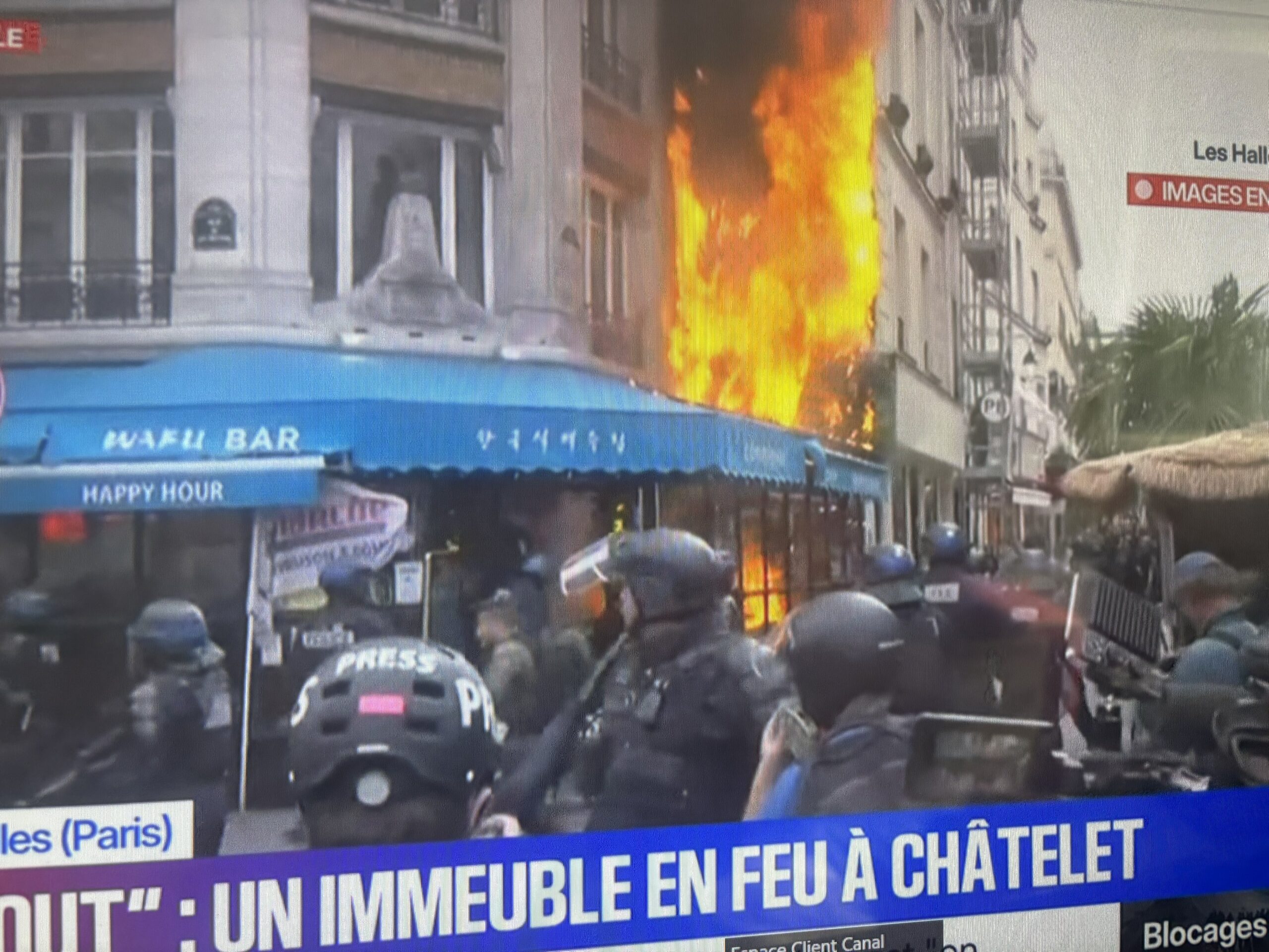 VIDÉO Manifestation Bloquons tout : un immeuble en feu à Paris