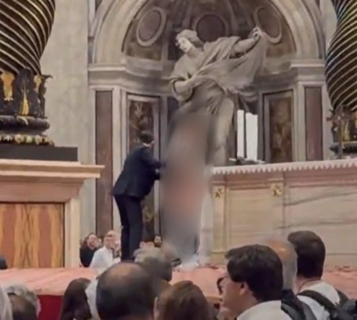 Vatican : un homme interpellé après avoir uriné sur l&rsquo;autel principal de la basilique Saint-Pierre