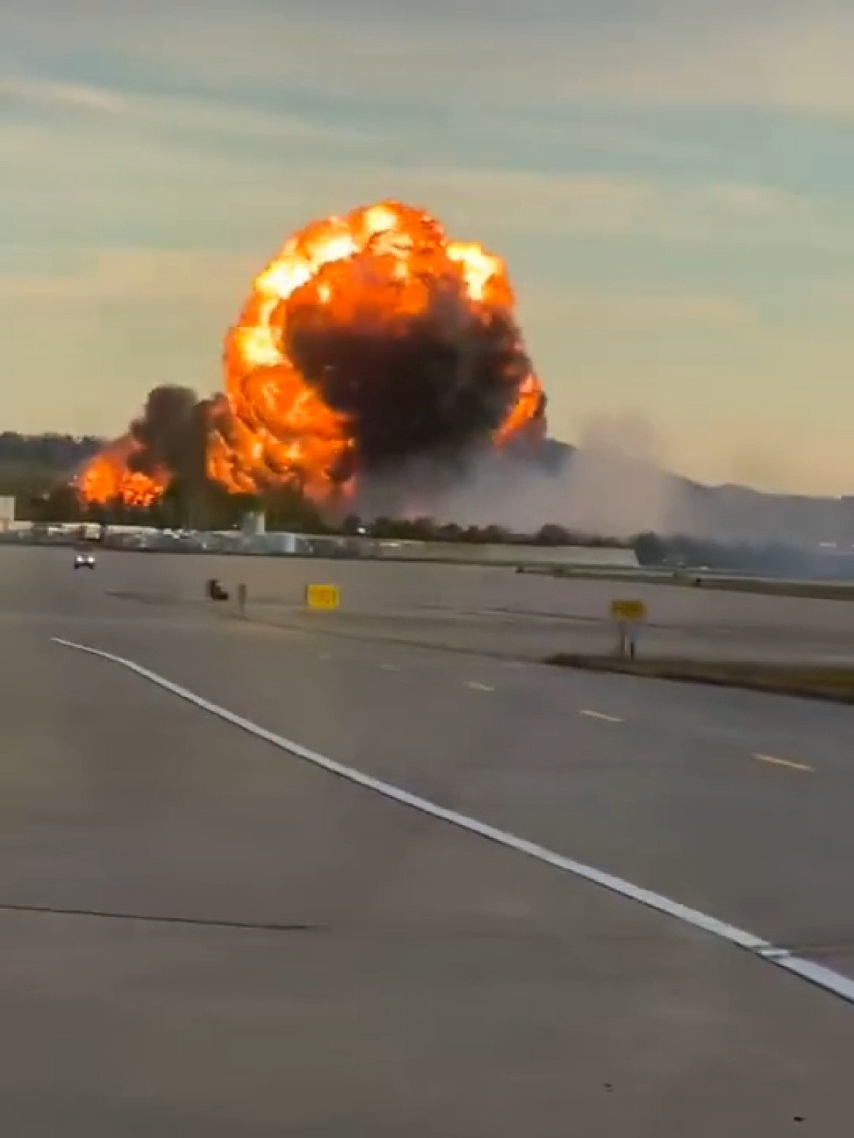 VIDÉO Un avion cargo d’UPS s’écrase au décollage à Louisville, provoquant un immense incendie