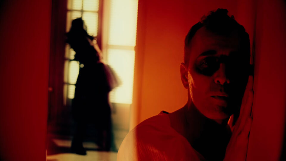 Christophe Madrolle transforme sa douleur en art avec un clip poignant sur le harcèlement scolaire