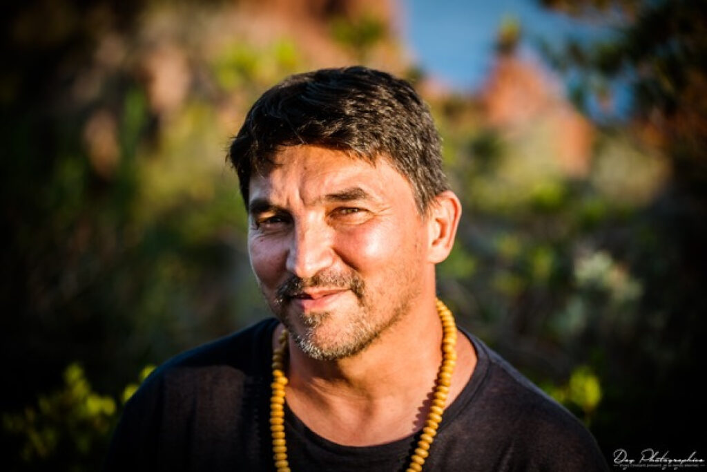 Atef dévoile son nouvel album "les mots qui unissent", un voyage humaniste entre chanson et musiques du monde