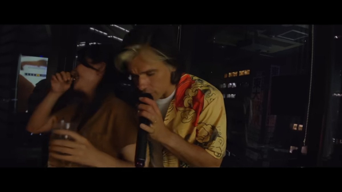 Orelsan prolonge le succès de son album avec “Ailleurs”, un clip ambitieux tourné au Japon