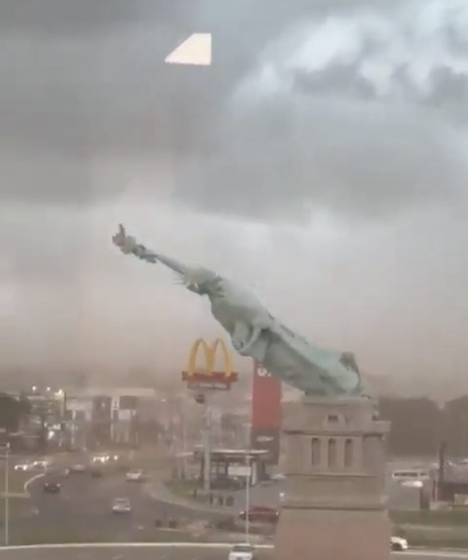 Brésil : la célèbre réplique de la Statue de la Liberté s’effondre face à la tempête (vidéo)