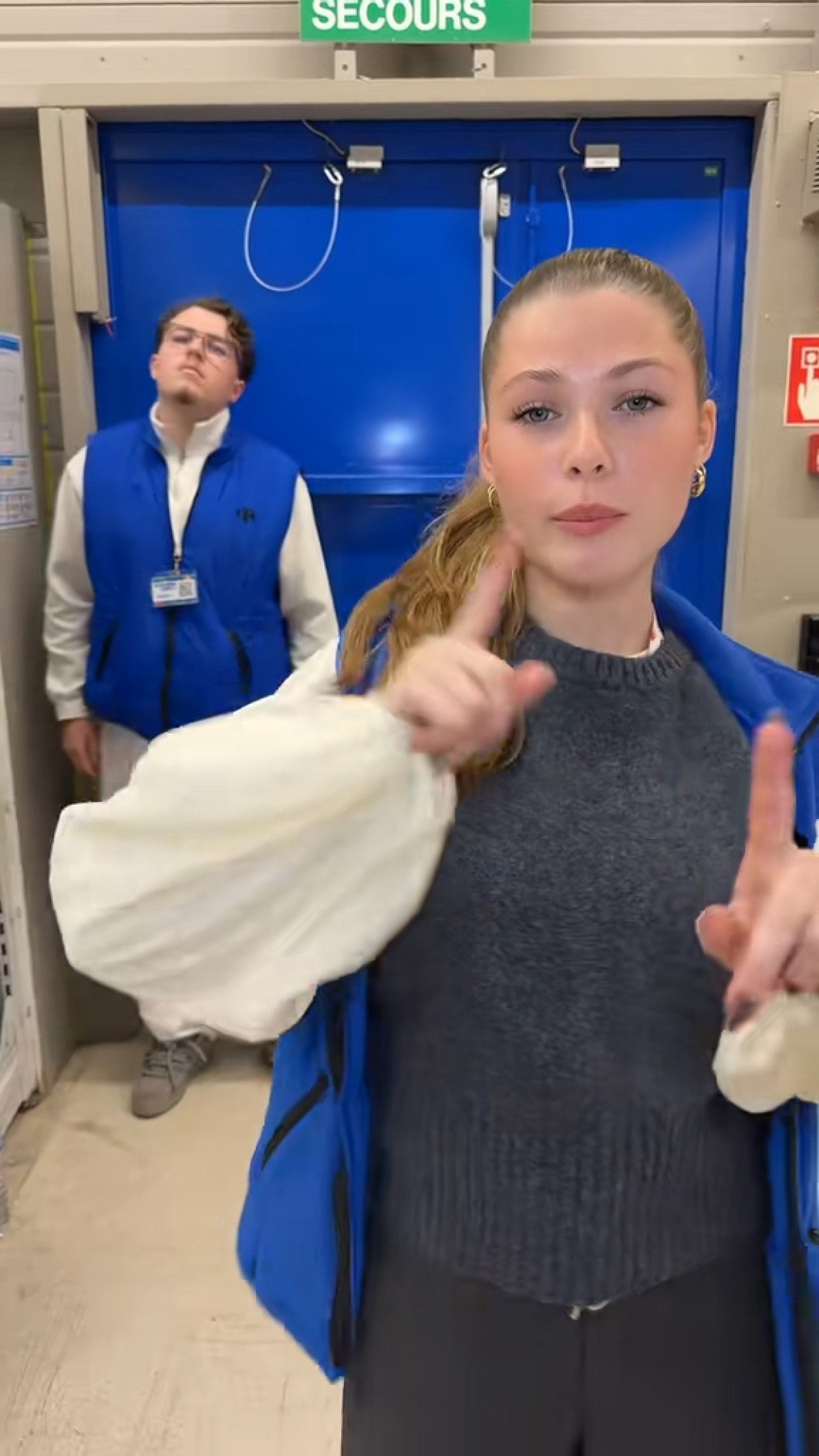 TikTok : Léonie, la caissière star du Carrefour Laval, désormais sous escorte