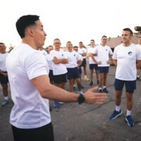 Macron Et Tibo Inshape Aux Emirats Le Duo Du Noel Aux Armees