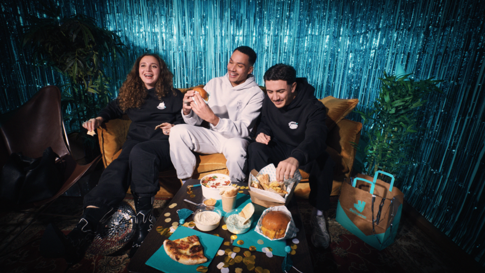 Marketing : la plateforme Deliveroo fête ses 10 ans avec une collection solidaire