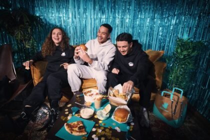 Marketing : la plateforme deliveroo fête ses 10 ans avec une collection solidaire Image Ia 1766003905757