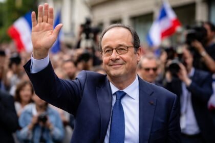 François hollande : l'ancien président laisse planer le doute sur un retour en 2027 Brouillon auto