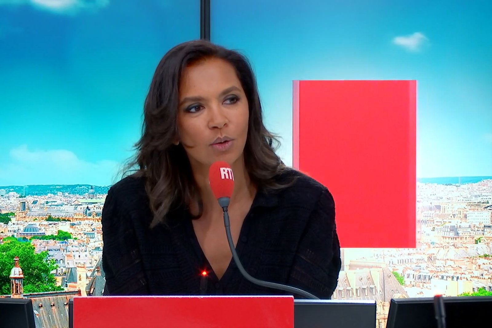 Karine Le Marchand s’empare de l’antenne de RTL pour une émission inédite sur l’amour