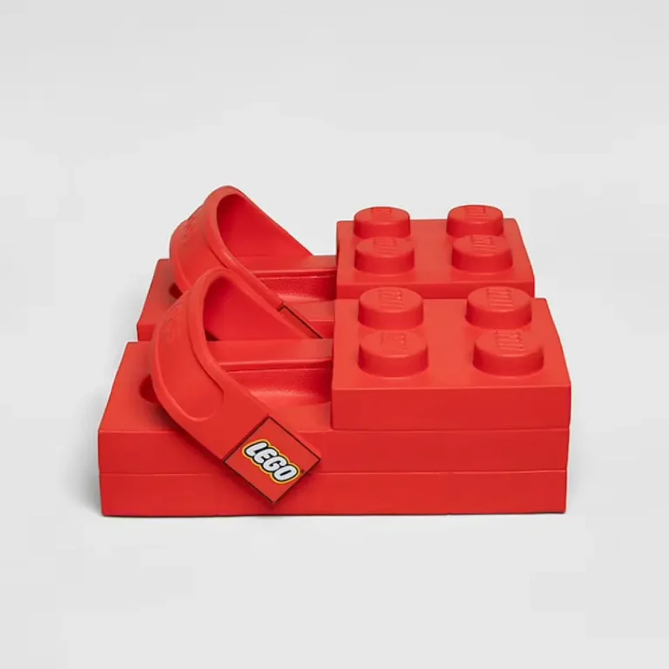 Lego et Crocs s&rsquo;associent pour créer une chaussure insolite en forme de brique géante